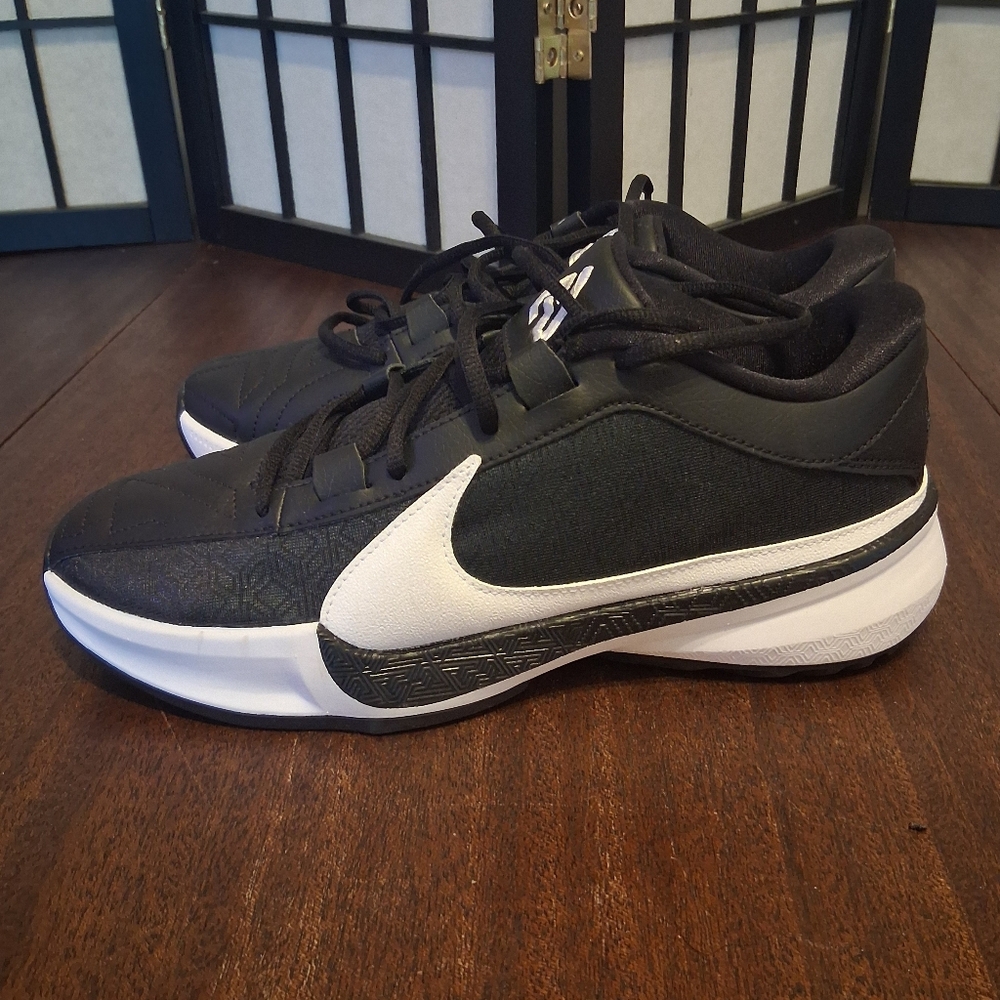 Nike AirZoom Freak 5 TB Women's Black/White Basketball Shoes Size 8 NWoT!